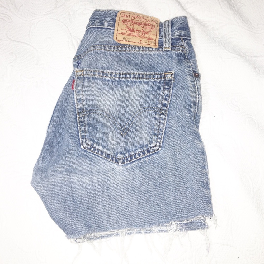Vtg Levi’s 505 Cutoff Medium Wash Shorts SZ: 32 (10)